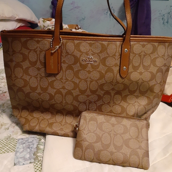 Coach purse - Picture 1 of 2